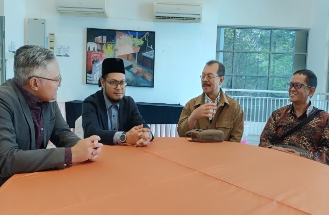 Warm discussion between the leaders of Universitas Widyatama (UTama) and Universitas Teknologi Mara, Perak Malaysia